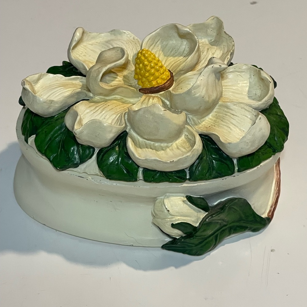 1995 White Vtg Magnolia Oval CBK Trinket Box (T35)